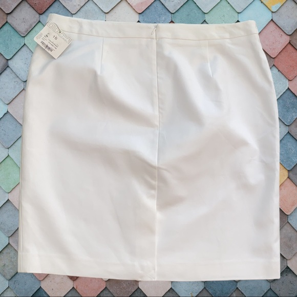 Liz Claiborne white skirt, size 16. New with Tags. - Picture 2 of 5